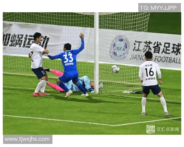 足球明星在比赛中突发哮喘引发关注球迷对运动员健康的讨论与思考