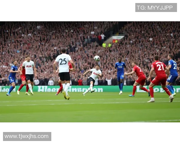 足球明星掐腰庆祝瞬间展现激情与团队精神引发球迷热烈反响 足球明星掐腰庆祝瞬间展现激情与团队精神引发球迷热烈反响